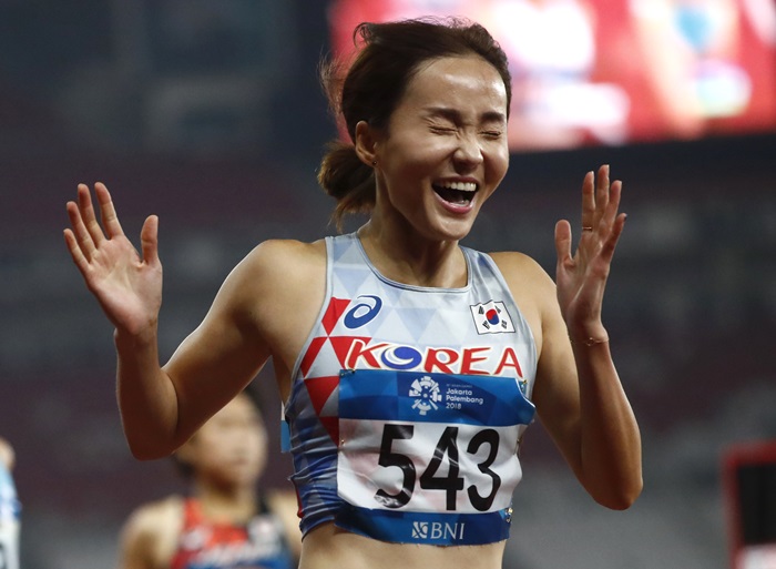 Athletics gold medalist Jung Hyelim becomes the first to reach the finish line in the women’s 100 m hurdles finals at the Gelora Bung Karno Stadium in Jakarta on Aug. 26. (Yonhap News)